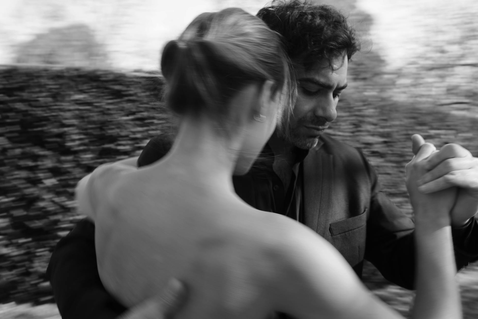 Para tańczy tango na ulicy Buenos Aires na czarno-białym zdjęciu