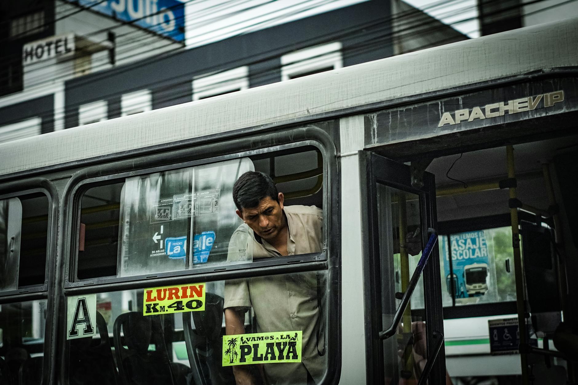 Mężczyzna w autobusie miejskim w Limie, miejskie życie uliczne