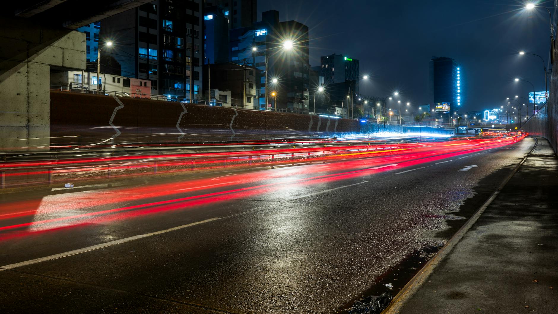 Nocny ruch uliczny w dzielnicy Miraflores w Limie, świetlne smugi aut