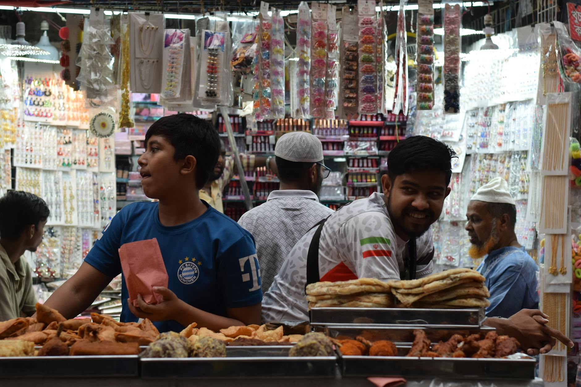 Nocny targ ramadanowy z kolorowymi straganami i tłumem ludzi