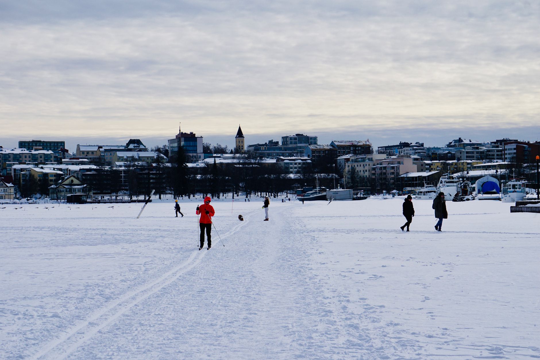 Narciarze i spacerowicze na ośnieżonej trasie w Lappeenrancie