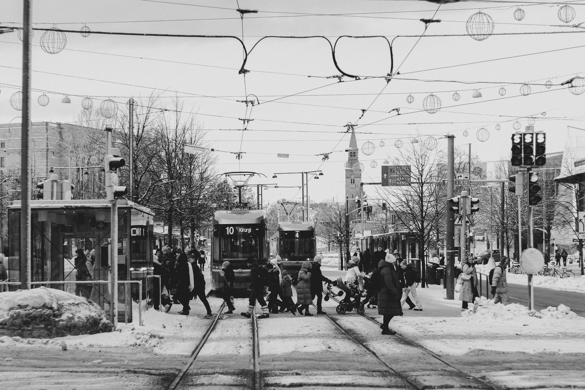 Zimowa ulica w Helsinkach z tramwajem i pieszymi