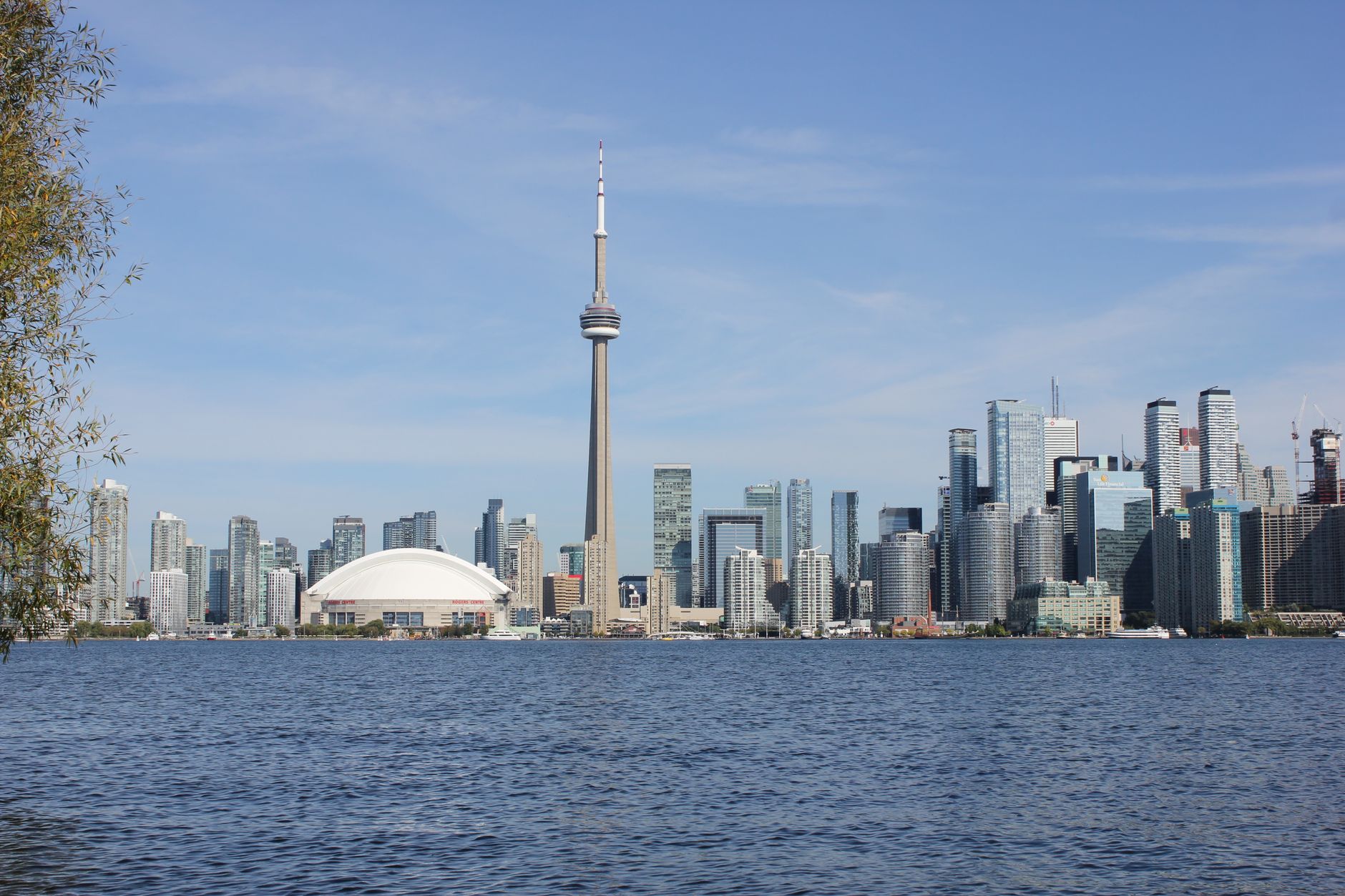 Panorama Toronto z wieżą CN w słoneczny dzień