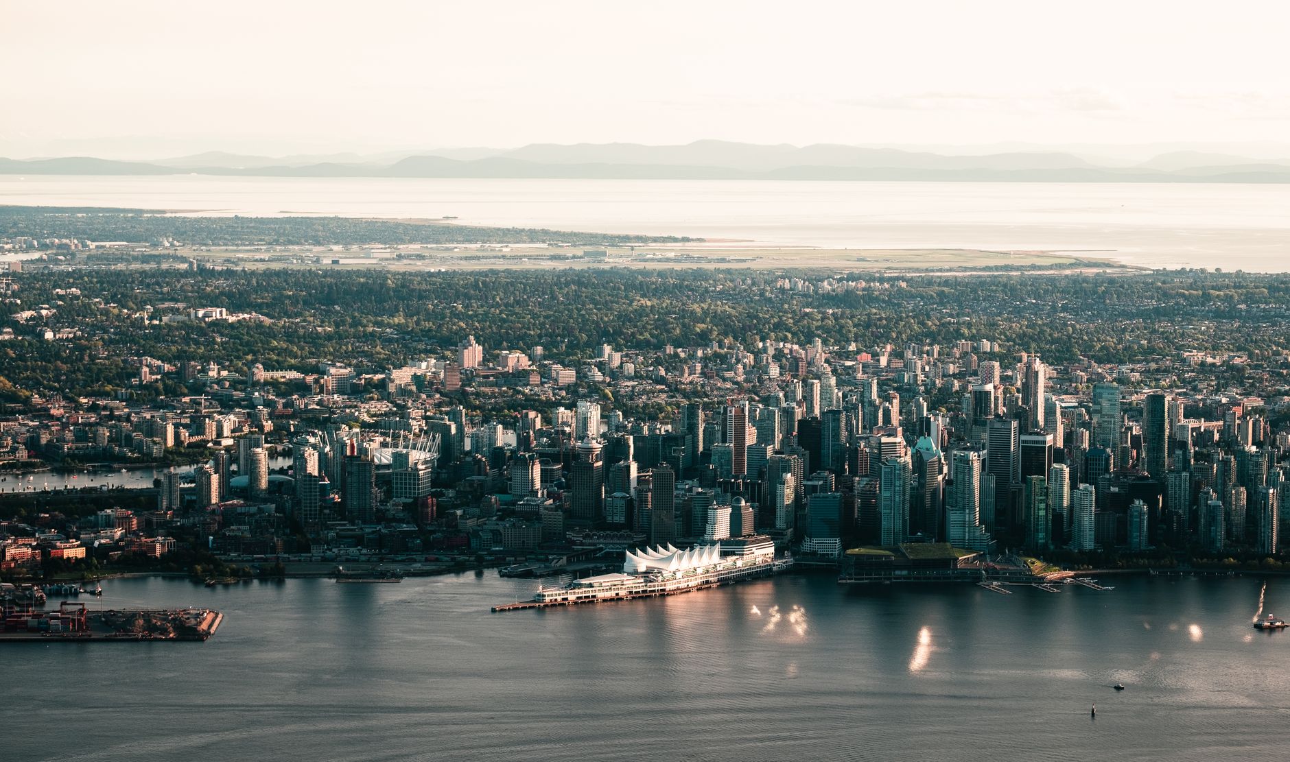 Panorama Vancouver z lotu ptaka, nabrzeże i góry w tle