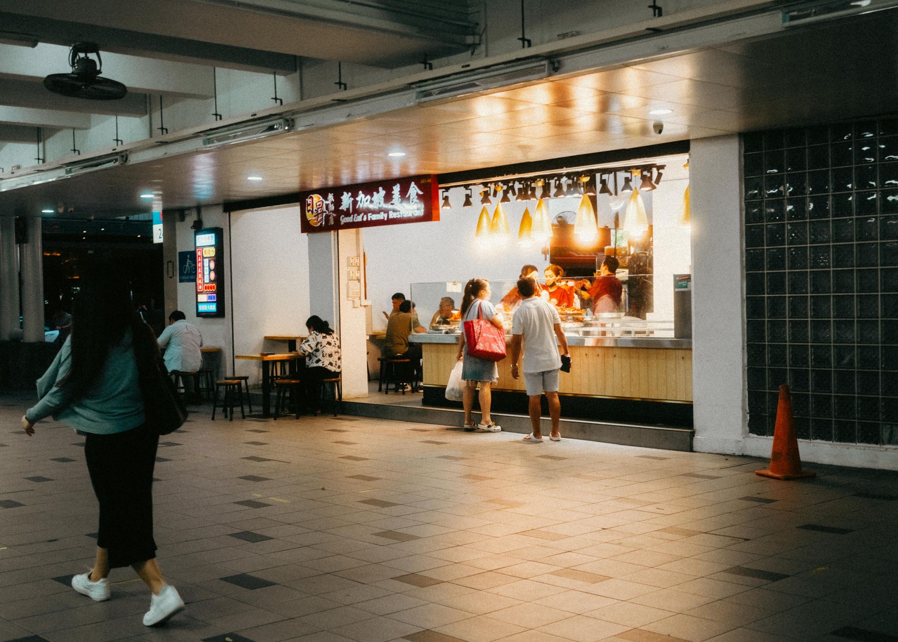 Nocna scena street food w dzielnicy Tanjong Pagar w Singapurze Nocna scena street food w dzielnicy Tanjong Pagar w Singapurze